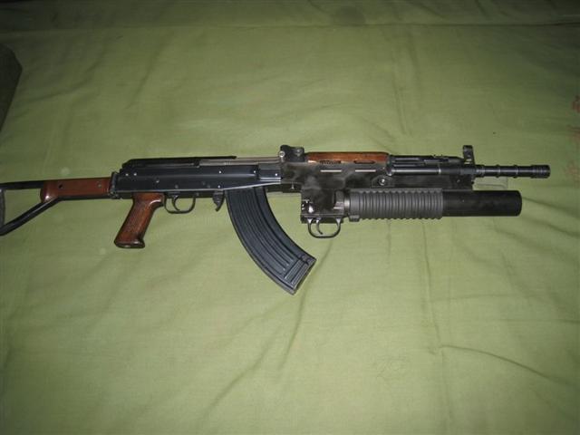 图为挂载40毫米榴弹发射器的81-1式步枪