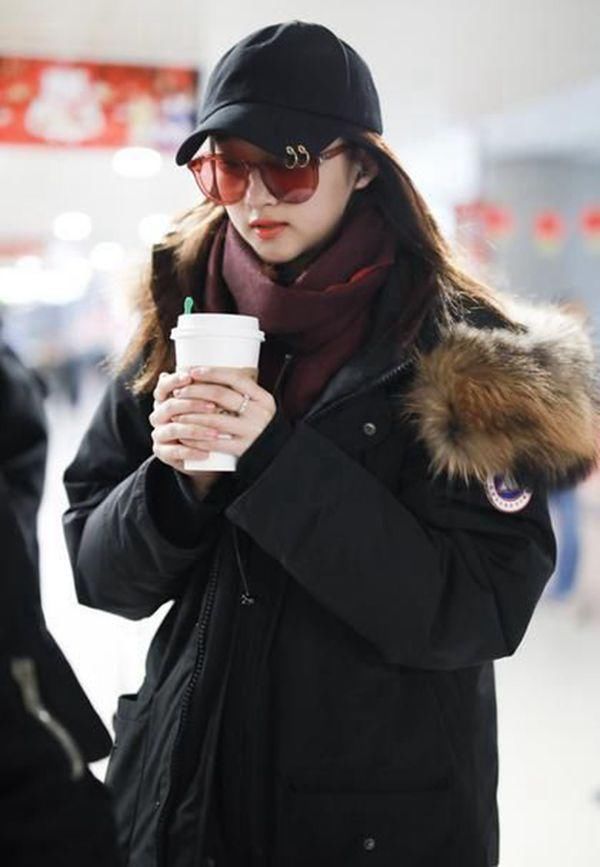 关晓彤终于穿对了,黑色棉服这样系围巾,网友:美