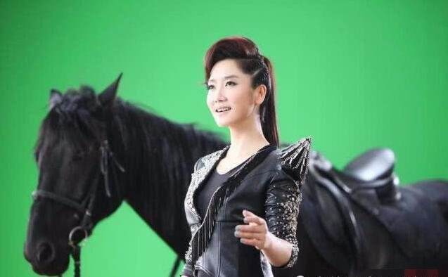 凤凰传奇主唱杨魏玲花近照,穿搭优雅秀丽,每一