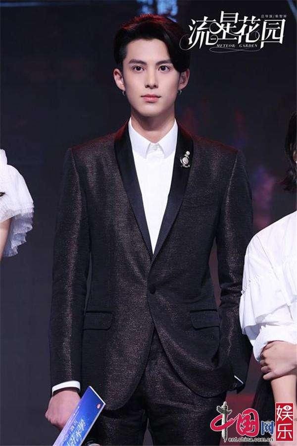 王鹤棣为何爆红?摔面具黑历史揭开,道歉何炅老