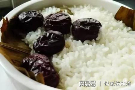 女人吃红枣的好处,红枣干吃好还是泡水好?