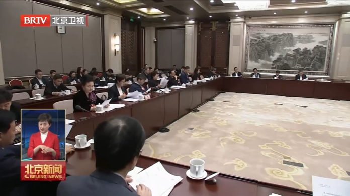 北京市代表团审议大会相关决议草案 殷勇李秀领刘伟参加