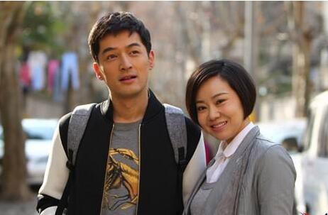 单看已经够惊人了,然而闫妮和各路男演员合照的前后对比更是震撼啊.