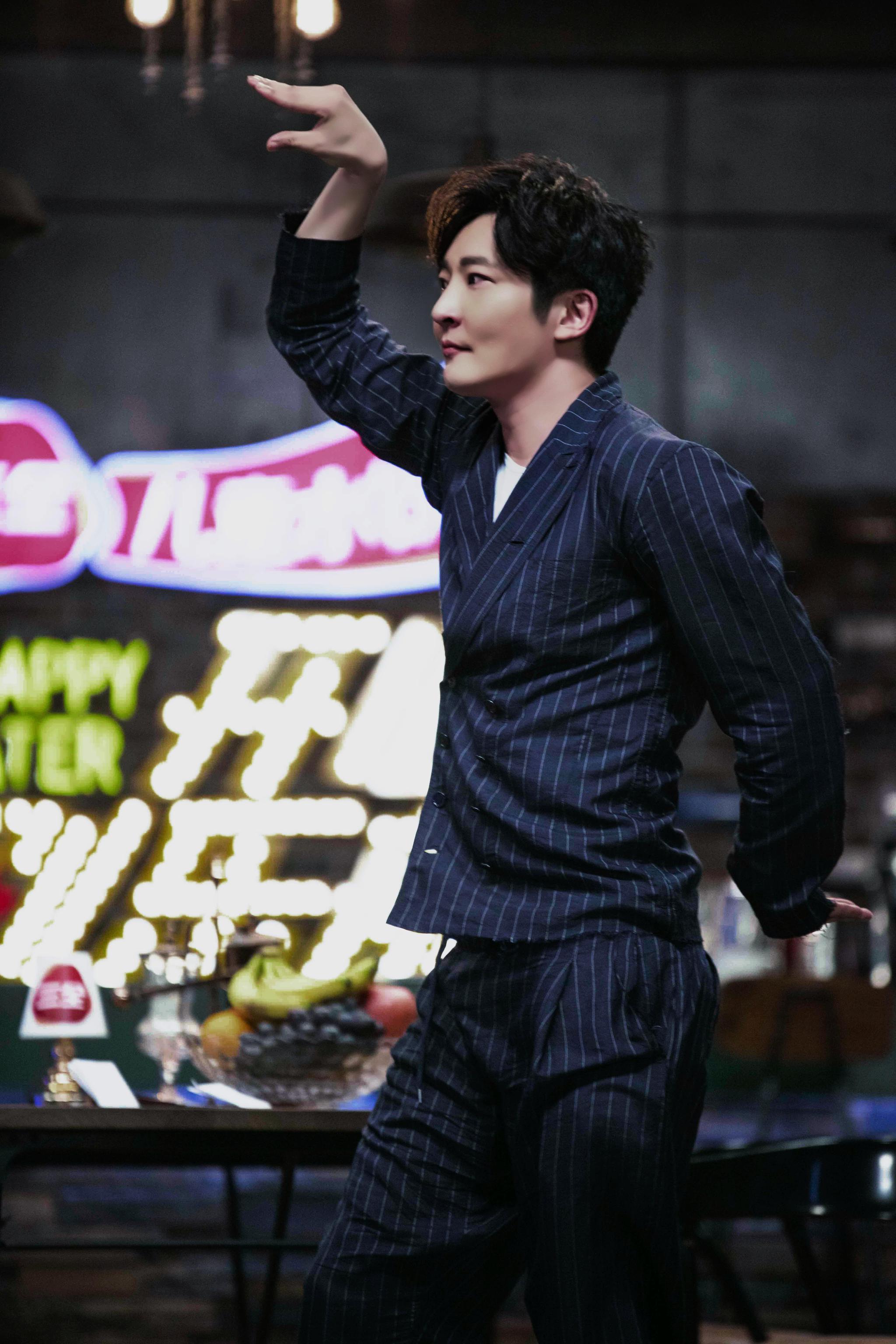 包贝尔包文婧"情侣发型"亮相 闪闪发光大秀恩爱