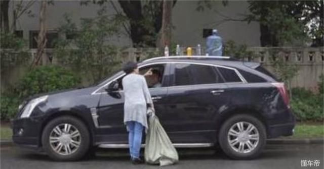 车顶坐了7个葫芦娃、蜘蛛侠,到底什么意思,还