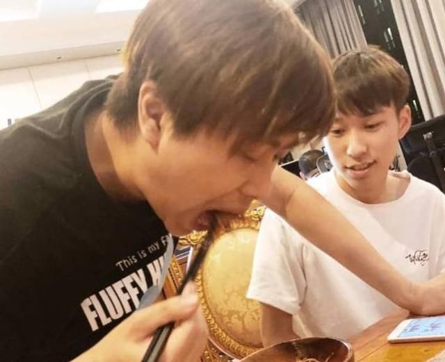 桃子:斗鱼卢本伟女朋友放话:就算他去天桥贴膜