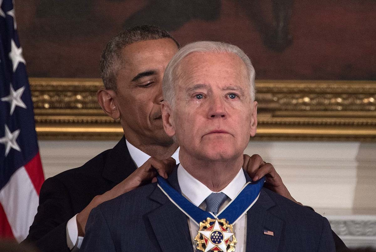 1月12日，美国总统奥巴马给了副总统拜登“一个惊喜”：授予其“杰出总统自由勋章”。据悉，奥巴马在担任美国总统八年间，只向拜登一人授予了这枚“最高等级勋章”，此举也为拜登44年的政治生涯划上了圆满句号。