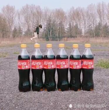 搞笑GIF趣图 不知道你们腰疼不疼,反正我笑的