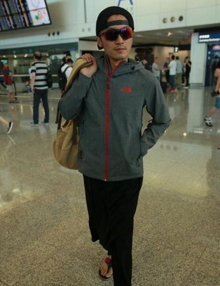 华晨宇谢霆锋霍建华好邋遢,金晨迷之尴尬,在机