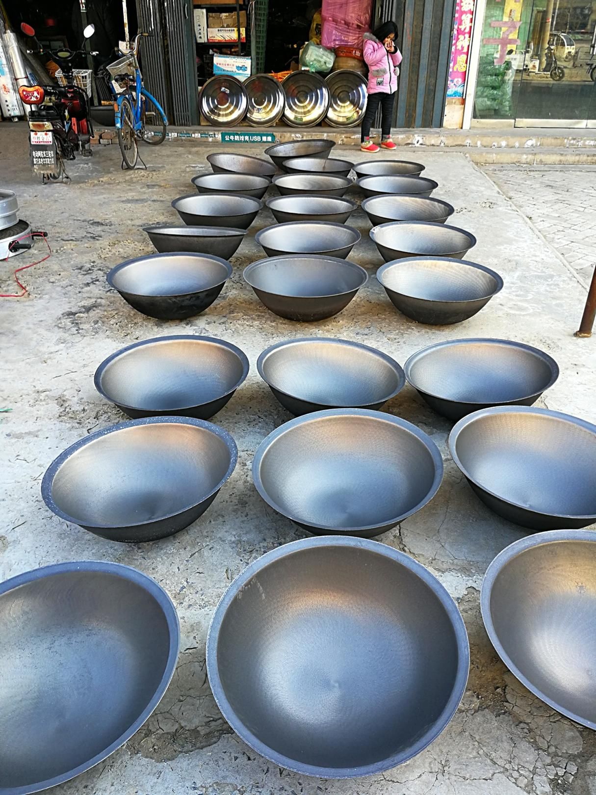 农村大集上的大铁锅,堪比《舌尖3》中火到卖断货的章丘铁锅