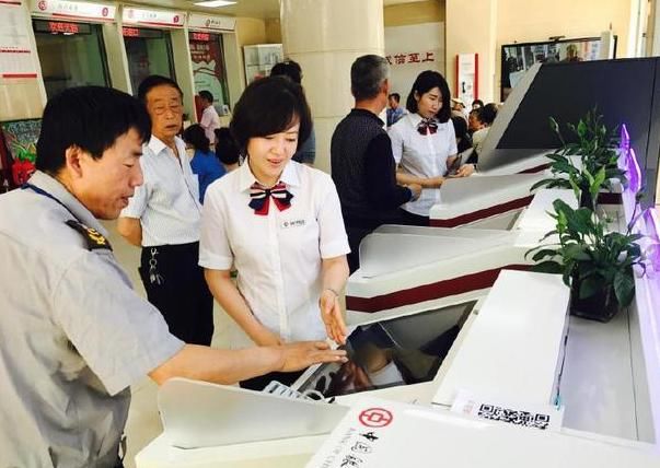 一万元定期存银行一年不取,自动转存和手动转