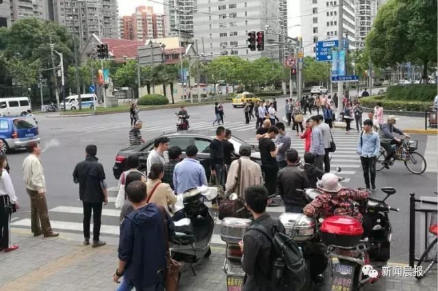 奔驰车主险撞人拒绝道歉被群众怒怼:教你怎么开车