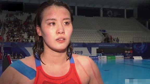 亚运会上傅园慧接受采访时满身抓痕,这是什么