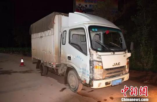 云南17岁男子酒后与家人起纠纷 无证驾驶连撞7辆车
