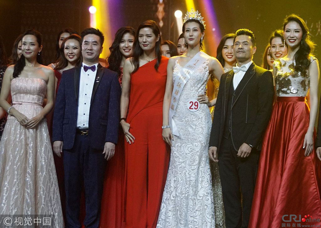 90后邱蔷夺环球小姐中国区冠军 身高"碾压"吕良伟