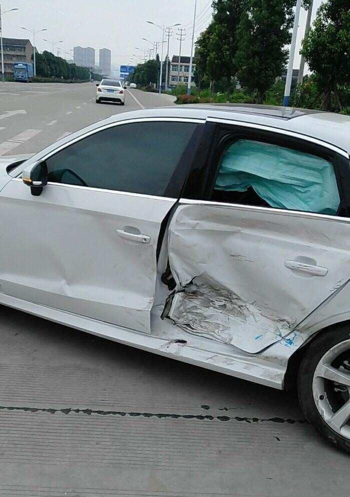 一台奥迪a3正在行驶的途中,左后方突然冲出一辆起亚索兰托,两台车结结