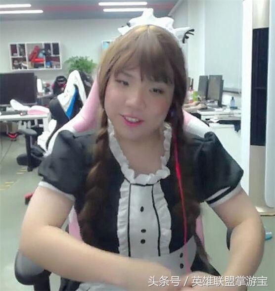 LOL选手AJ女装直播引网友热议:魔法少女蒙多