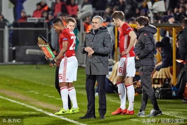 曼联的豪华阵容被塞维利亚摁着打!穆里尼奥的