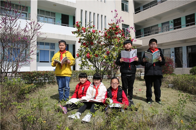 春天,我们一起来读诗--麻步镇中心小学开展读诗