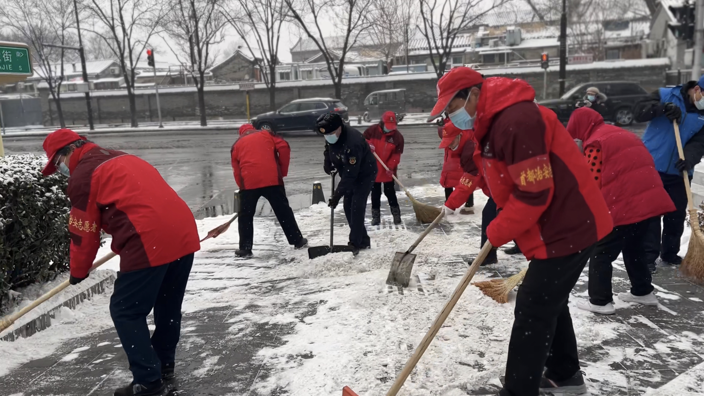 西城胡同居民自扫门前雪