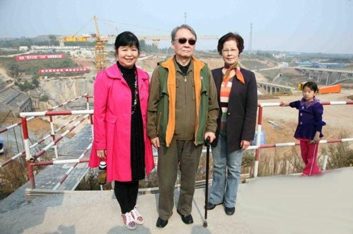 毛泽东最疼爱的侄子毛远新今何在?手拄拐杖,头