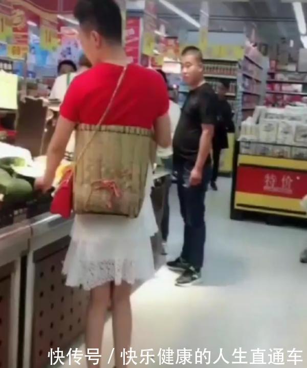 男子穿裙子逛超市,众人都嘲笑他,一个转身众人