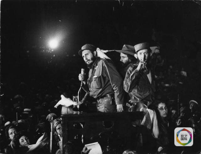 1959年1月8日,卡斯特罗率领着革命队伍推翻了巴蒂斯塔军事独裁政权,后者被迫逃亡海外。而后,卡斯特罗建立了革命政府,并出任政府总理(后改称部长会议主席)和武装部队总司令。图为古巴革命取得胜利,卡斯特罗(左)向支持者发表演讲。