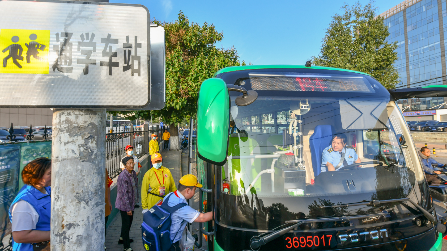 北京通学公交今早正式上路！首批25条线服务4区13所学校，线路汇总