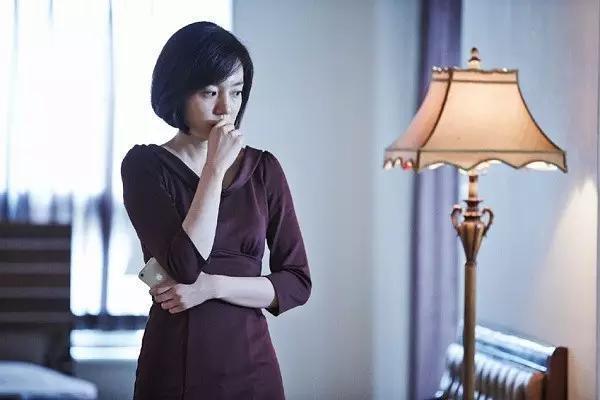 《隐秘的诱惑》是导演尹载久改编自法国侦探悬疑小说《女傀儡》，该小说曾在1964年拍摄成电影《玉面金刚布美人计》由肖恩·康纳利主演，这是一次成功的翻拍，被重新定位成一部带有犯罪惊悚元素的爱情电影。