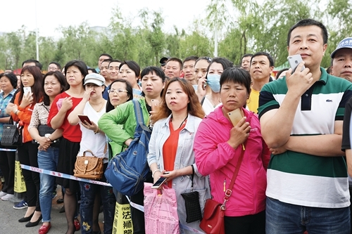 考场外翘首企盼的家长