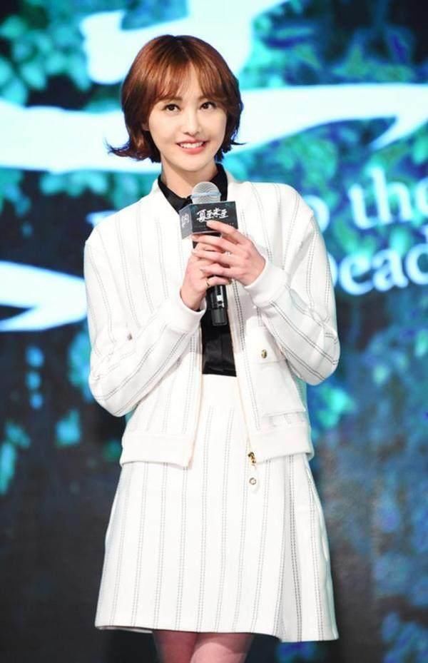 郑爽白色条纹棒球服搭配半身裙,完美演绎出小