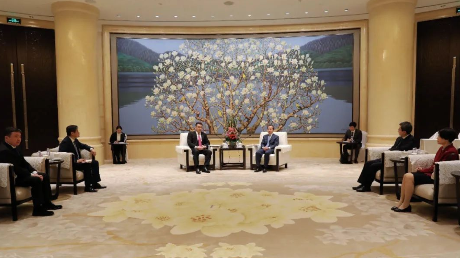 殷勇会见乌兰巴托市市长_北京时间