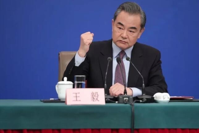 谈及华为事件,王毅表示,此事是蓄意的政治打压,中方支持相关企业和个人拿起法律武器来维护自身权益。一边说,王毅一边举起了拳头。