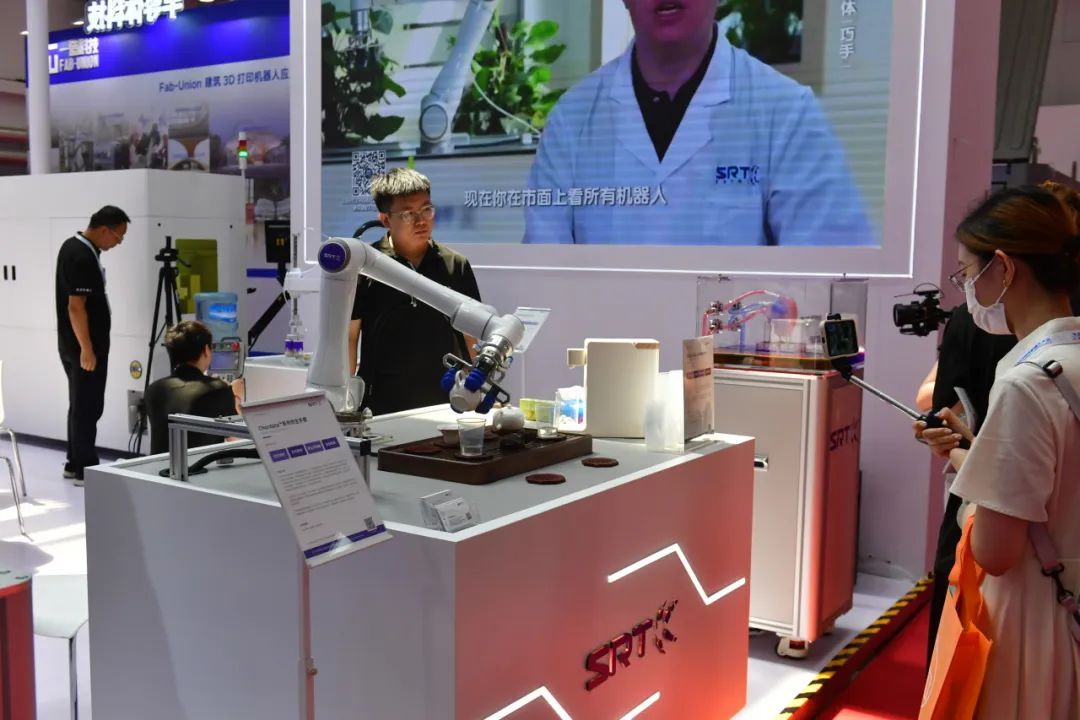 2023世界机器人大会开幕！触碰未来，探展“新奇特”_北京时间