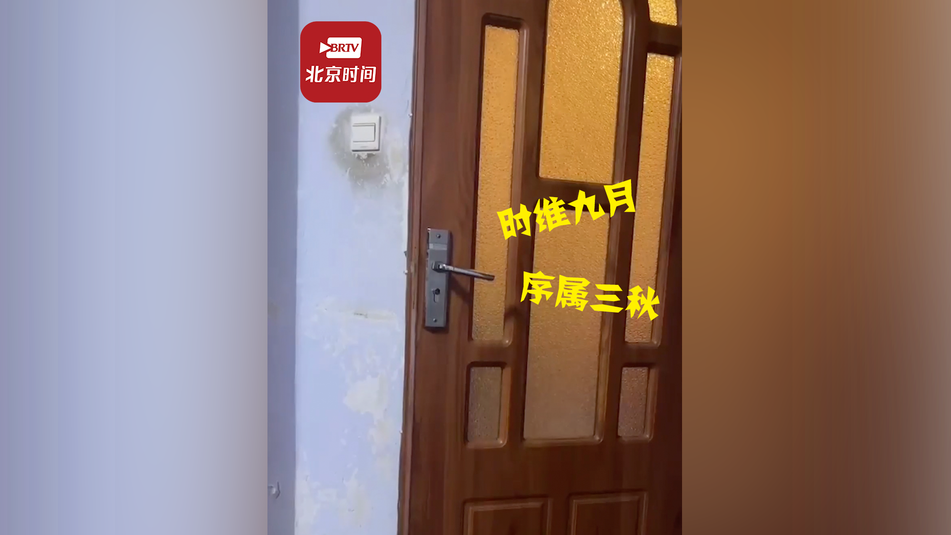 父亲为免费参观滕王阁边上厕所边背诗 女儿：不知道他哪天会去 很有趣