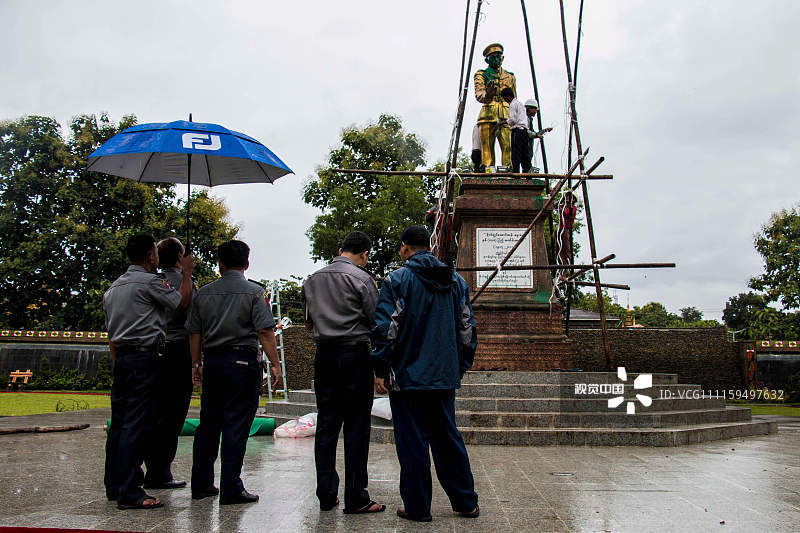 “缅甸独立之父”昂山将军雕像被泼绿漆 “缅甸独立之父”昂山将军雕像被泼绿漆