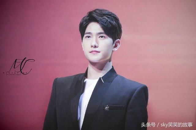 迪丽热巴走路外八,杨幂驼背严重,原来这么多明