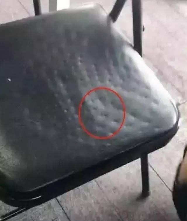 小姐姐穿裙子坐椅子,起来时看见留下痕迹,低头连说不好意思!