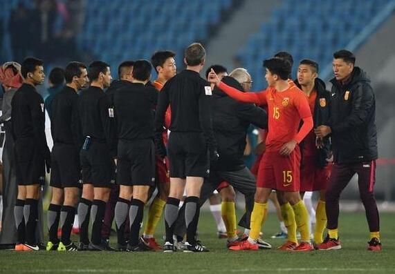 笑话!常州球迷空场抗议黑哨事件,亚足联却跑去