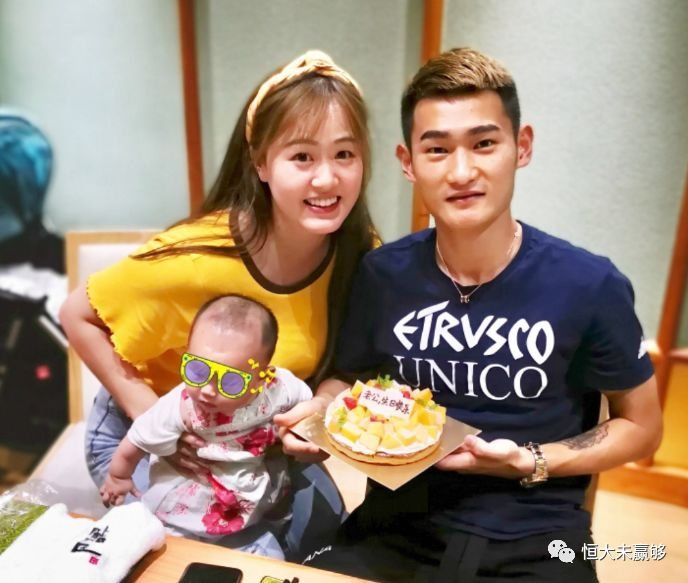 广州恒大球员廖力生的妻子,晒出全家人的照片,宝贝太可爱了