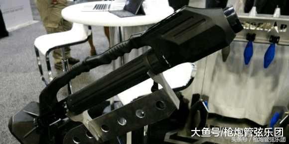 最轻的迫击炮, 配液体瞄准器没有支架, 激光制导