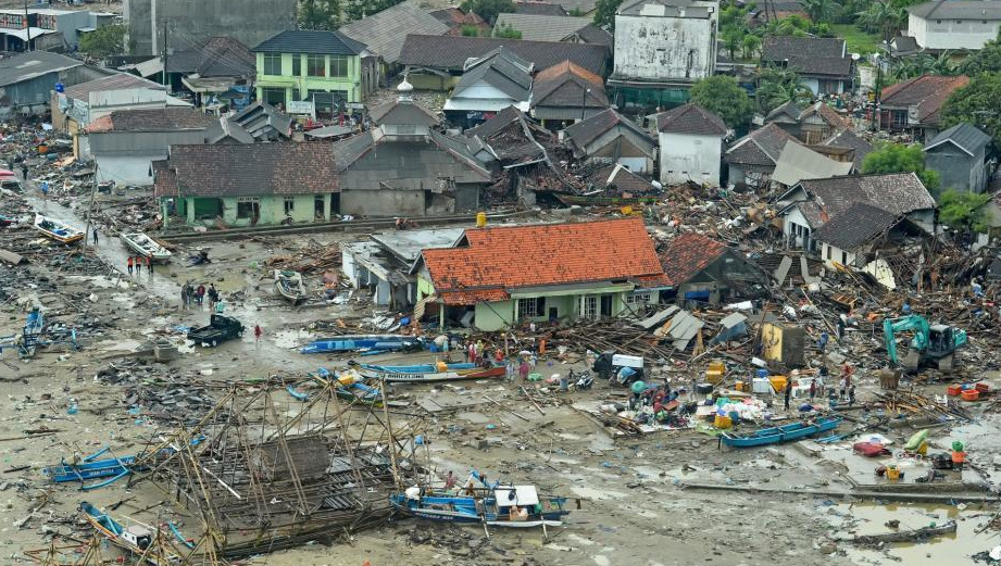 当地时间22日晚，印尼巽他海峡发生海啸，灾区搜救和疏散工作仍在继续。截至目前，海啸已造成超过400人死亡。