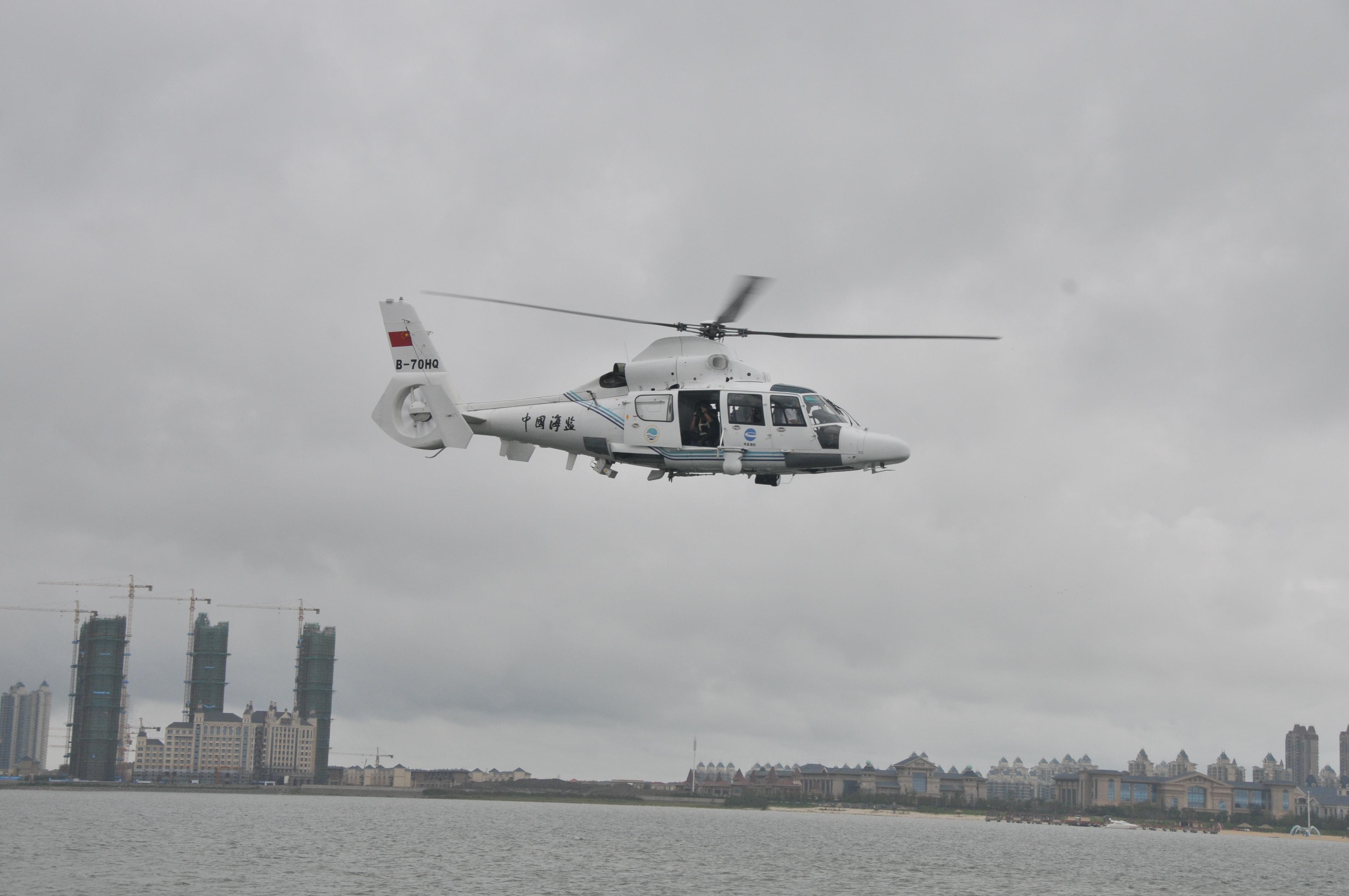 图为中国海监直升机在巡察海域