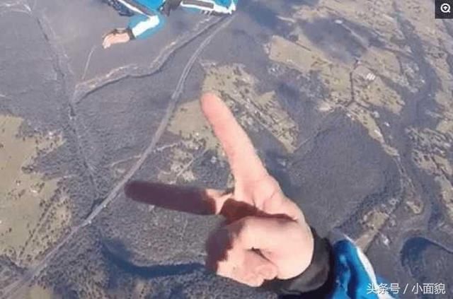 教练和学员一起跳伞四个伞都打不开同时坠亡摄