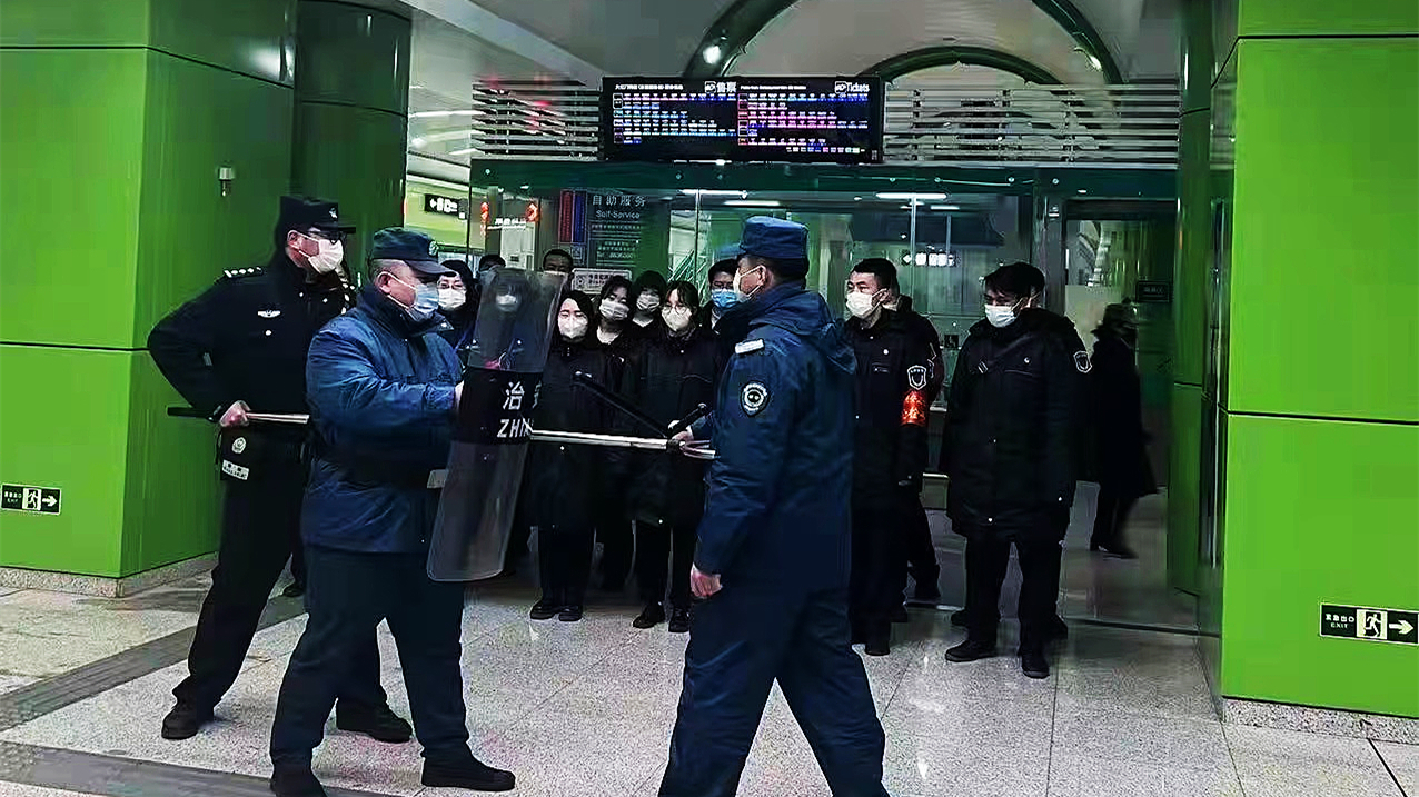 北京公交警方对全市运营企业取得突出成绩的安检员进行表彰