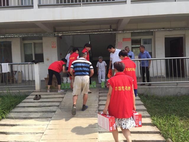 十里铺乡组织志愿者端午前夕慰问敬老院五保孤