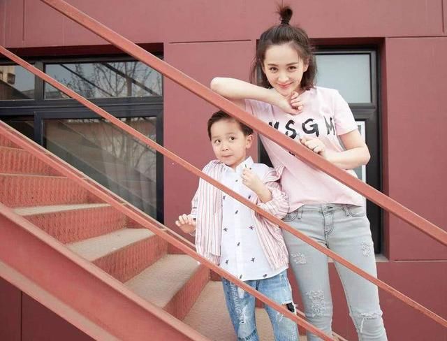 邓莎老公太有钱,宠妻不逊于黄圣依老公,赞助了