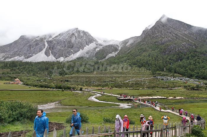 四川甘孜稻城亚丁景区成夏季旅游胜地