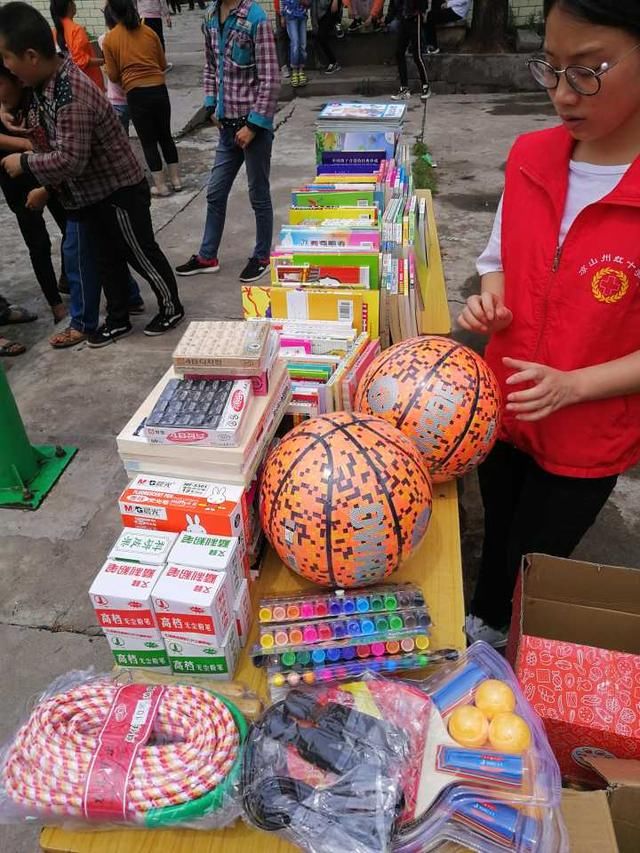 张国荣粉丝组织捐书活动奉献爱心--值得称赞的