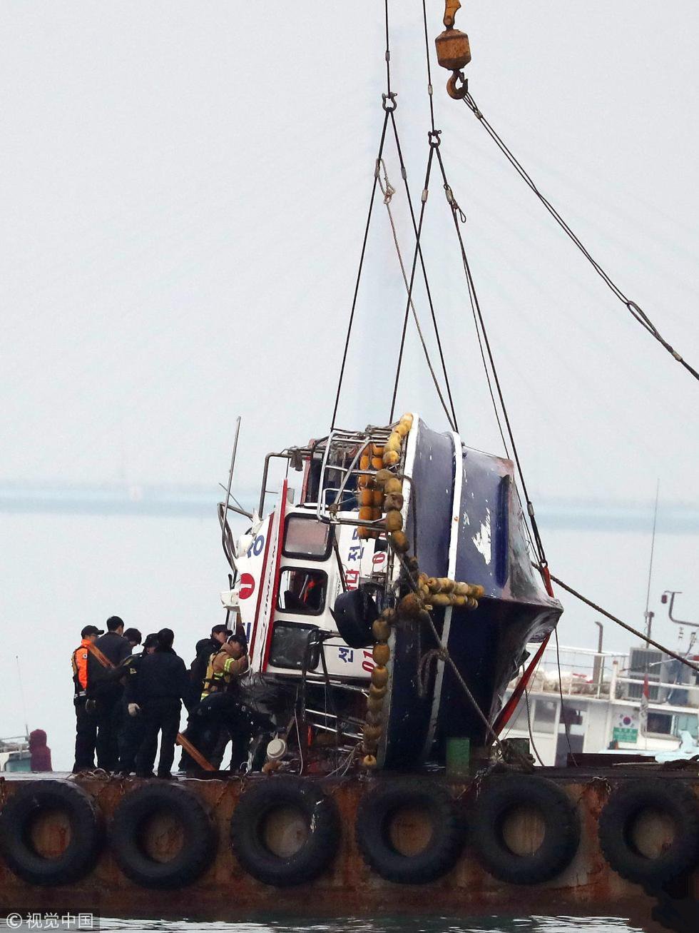 韩国一艘载有22人的海钓渔船同一艘供油船发生撞击,事故导致海钓船